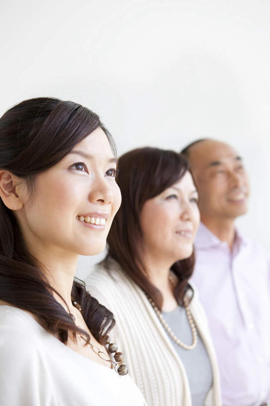 东方人,脸,头,脸颊,三个人,家庭,夫妻,母亲,父亲,女儿,站,竖图,室内,特写,白天,白色背景,侧面,衬衫,爱情,亚洲,服装,浪漫,注视,休闲装,黄种人,肩膀,衣服,观察,看,站着,休闲,温暖,温馨,父女,母女,一家人,休闲服,恩爱,父爱,母爱,恋人,摄影,服饰,影棚,观看,和睦,察看,关注,男人,男性,年轻女性,女人,女性,中年男性,中年女性,亚洲人,头部,脸部,脸蛋,面部,夫妇,情侣,抬头,仰头,站立,半身,彩图,影棚拍摄,衬衣,拍摄,伴侣,融洽