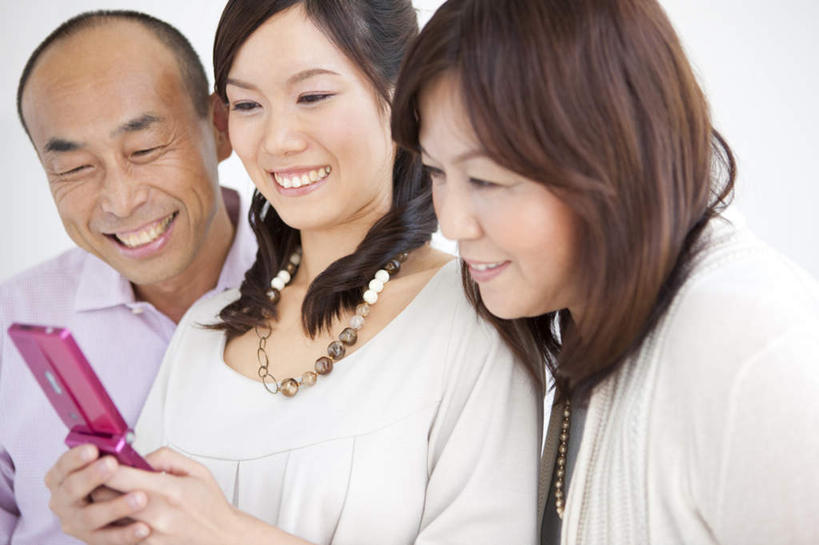 东方人,脸,头,脸颊,手,三个人,站,笑,打电话,微笑,露齿笑,横图,室内,特写,白天,白色背景,仰视,衬衫,电话,手机,亚洲,双手,服装,朦胧,模糊,拿,拿着,注视,休闲装,黄种人,通讯设备,肩膀,衣服,红色,观察,看,站着,休闲,手部,休闲服,摄影,服饰,影棚,观看,察看,关注,一部,交流,男人,男性,年轻女性,女人,女性,中年男性,中年女性,亚洲人,头部,脸部,脸蛋,面部,沟通,通话,站立,半身,彩图,低角度拍摄,影棚拍摄,衬衣,拍摄