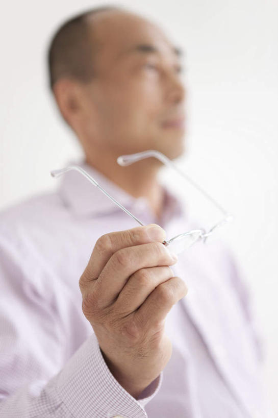 东方人,一个人,站,竖图,室内,白天,白色背景,侧面,亚洲,仅一个男性,仅一个人,仅一个中年男性,服装,朦胧,模糊,眼镜,拿,拿着,注视,休闲装,黄种人,衣服,观察,看,站着,休闲,休闲服,摄影,服饰,影棚,观看,察看,关注,近视眼镜,男人,男性,中年男性,亚洲人,站立,半身,彩图,影棚拍摄,拍摄