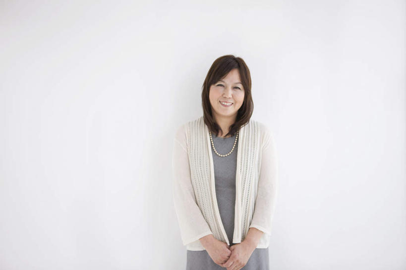 东方人,一个人,站,笑,微笑,露齿笑,横图,室内,白天,白色背景,正面,裙子,亚洲,仅一个女性,仅一个人,连衣裙,服装,注视,休闲装,黄种人,外套,衣服,白色,灰色,观察,看,手放前,站着,仅一个中年女性,休闲,休闲服,摄影,服饰,影棚,观看,察看,关注,女人,女性,中年女性,亚洲人,站立,半身,彩图,影棚拍摄,拍摄