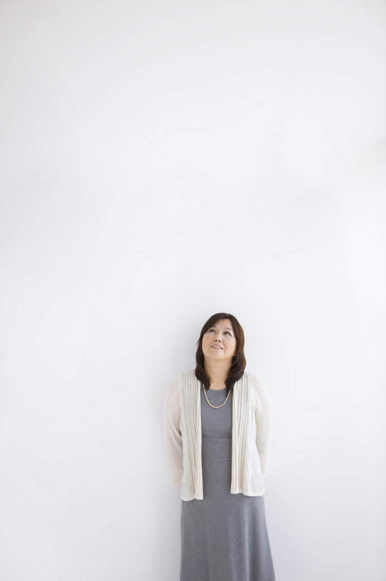 东方人,一个人,站,笑,微笑,露齿笑,竖图,室内,白天,白色背景,仰视,裙子,亚洲,仅一个女性,仅一个人,连衣裙,服装,注视,休闲装,黄种人,外套,衣服,白色,灰色,观察,看,站着,仅一个中年女性,休闲,休闲服,摄影,服饰,影棚,观看,察看,关注,背手,女人,女性,中年女性,亚洲人,抬头,仰头,站立,半身,彩图,低角度拍摄,影棚拍摄,拍摄