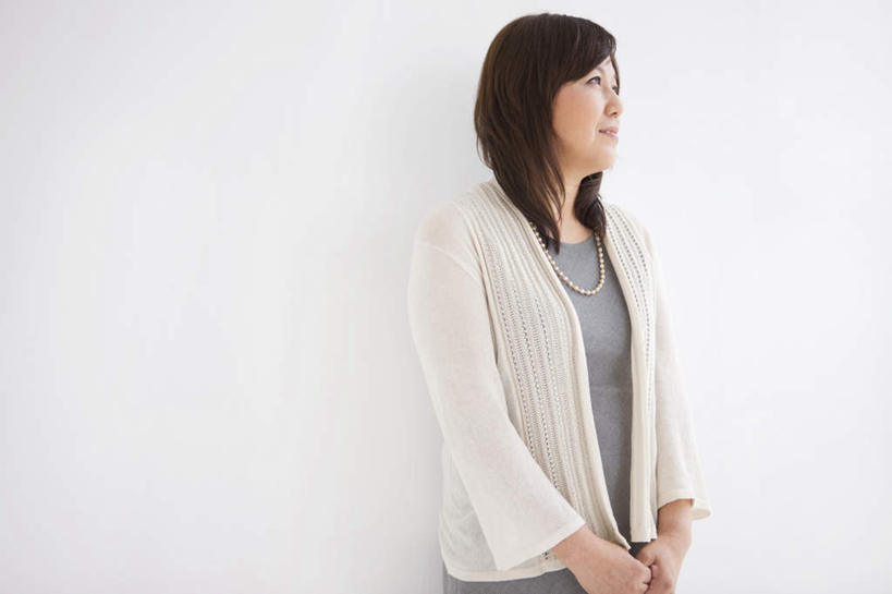 东方人,一个人,站,笑,微笑,横图,室内,白天,白色背景,仰视,裙子,亚洲,仅一个女性,仅一个人,连衣裙,服装,注视,休闲装,黄种人,外套,衣服,白色,灰色,观察,看,手放前,站着,仅一个中年女性,休闲,休闲服,摄影,服饰,影棚,观看,察看,关注,女人,女性,中年女性,亚洲人,抬头,仰头,站立,半身,彩图,低角度拍摄,影棚拍摄,拍摄