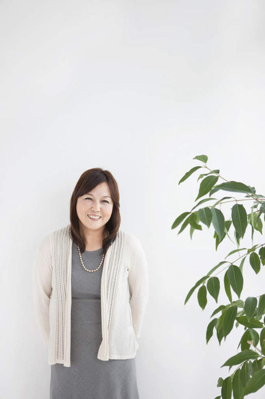 东方人,一个人,站,笑,微笑,露齿笑,竖图,室内,白天,白色背景,正面,裙子,项链,叶子,亚洲,仅一个女性,仅一个人,一根,许多,连衣裙,服装,装饰,绿叶,注视,休闲装,黄种人,外套,装饰品,衣服,白色,灰色,饰品,首饰,观察,看,站着,仅一个中年女性,休闲,休闲服,嫩叶,摄影,服饰,影棚,观看,华丽,修饰,点缀,察看,关注,背手,衬托,美观,雅致,雅观,女人,女性,中年女性,亚洲人,叶,叶片,站立,半身,彩图,影棚拍摄,拍摄