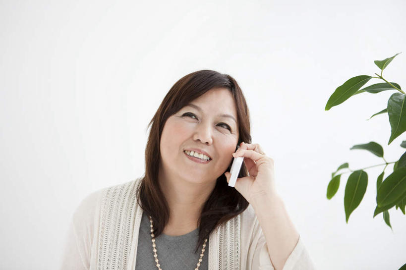 东方人,脸,头,脸颊,手,一个人,站,笑,打电话,微笑,露齿笑,横图,室内,特写,白天,白色背景,正面,电话,手机,项链,叶子,亚洲,仅一个女性,仅一个人,一根,许多,服装,装饰,绿叶,拿,拿着,注视,休闲装,黄种人,通讯设备,外套,肩膀,装饰品,衣服,白色,灰色,饰品,首饰,观察,看,站着,仅一个中年女性,休闲,手部,休闲服,嫩叶,摄影,服饰,影棚,观看,单手,华丽,修饰,点缀,察看,关注,一部,衬托,美观,雅致,雅观,交流,女人,女性,中年女性,亚洲人,头部,脸部,脸蛋,面部,叶,叶片,沟通,通话,站立,半身,彩图,影棚拍摄,拍摄