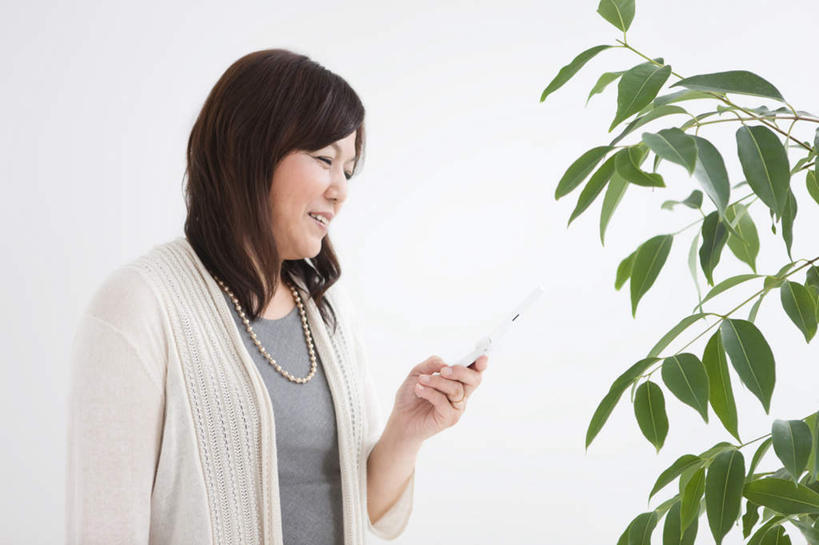 东方人,一个人,站,笑,打电话,微笑,露齿笑,横图,室内,白天,白色背景,侧面,电话,手机,项链,叶子,亚洲,仅一个女性,仅一个人,一根,许多,服装,装饰,绿叶,拿,拿着,注视,休闲装,黄种人,通讯设备,外套,装饰品,树枝,衣服,白色,灰色,饰品,首饰,观察,看,站着,仅一个中年女性,休闲,休闲服,嫩叶,摄影,服饰,影棚,观看,华丽,修饰,点缀,察看,关注,衬托,美观,雅致,雅观,交流,女人,女性,中年女性,亚洲人,叶,叶片,沟通,通话,站立,半身,彩图,影棚拍摄,拍摄