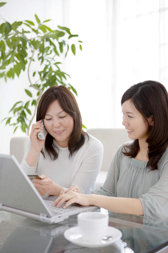 东方人,两个人,家庭,母亲,女儿,坐,笑,打电话,微笑,露齿笑,竖图,俯视,室内,白天,信用卡,电脑,笔记本电脑,沙发,杯子,电话,手机,玻璃,亚洲,敲打,握,服装,朦胧,模糊,透明,网络,碟子,拿,茶几,拿着,注视,休闲装,黄种人,输入,通讯设备,玻璃制品,一个,衣服,白色,水杯,打字,观察,看,休闲,温暖,温馨,父女,母女,一家人,休闲服,卡,母爱,握着,储蓄卡,服饰,单个,观看,点击,敲击,和睦,察看,无线,关注,通信设备,无线网络,布艺沙发,无线上网,便携式电脑,交流,银行卡,按键,手提电脑,年轻女性,女人,女性,中年女性,亚洲人,茶杯,沟通,通话,坐着,半身,彩图,高角度拍摄,融洽