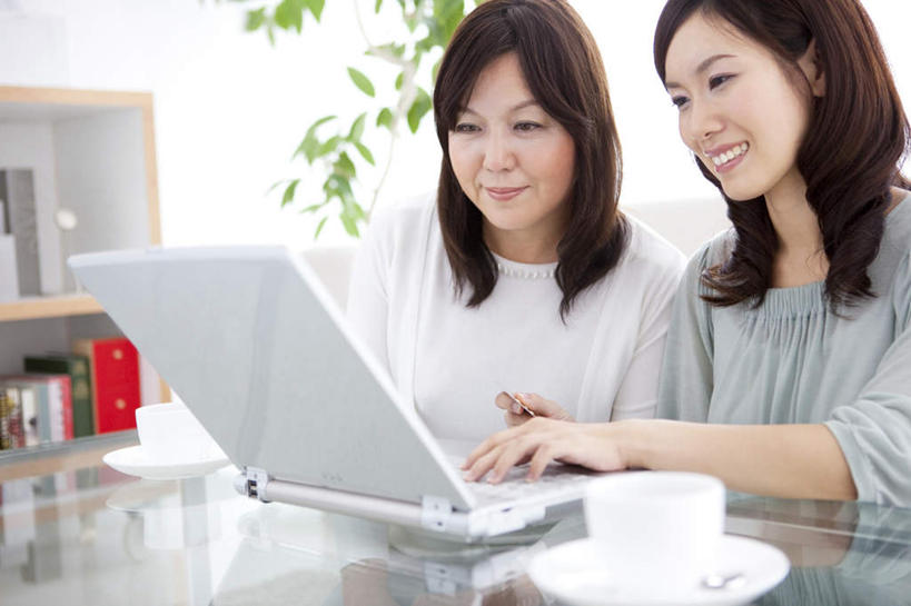 东方人,两个人,家庭,母亲,女儿,坐,笑,微笑,露齿笑,横图,俯视,室内,白天,信用卡,电脑,笔记本电脑,柜子,杯子,书籍,叶子,玻璃,亚洲,一张,许多,敲打,服装,装饰,网络,碟子,绿叶,拿,茶几,拿着,注视,休闲装,黄种人,输入,通讯设备,玻璃制品,一个,衣服,白色,水杯,橱柜,打字,观察,看,休闲,温暖,温馨,母女,一家人,休闲服,嫩叶,卡,母爱,储蓄卡,服饰,单个,观看,点击,华丽,修饰,一台,敲击,点缀,和睦,察看,无线,关注,通信设备,无线网络,无线上网,便携式电脑,衬托,美观,雅致,雅观,银行卡,按键,手提电脑,年轻女性,女人,女性,中年女性,亚洲人,叶,叶片,茶杯,书,图书,坐着,半身,彩图,高角度拍摄,融洽