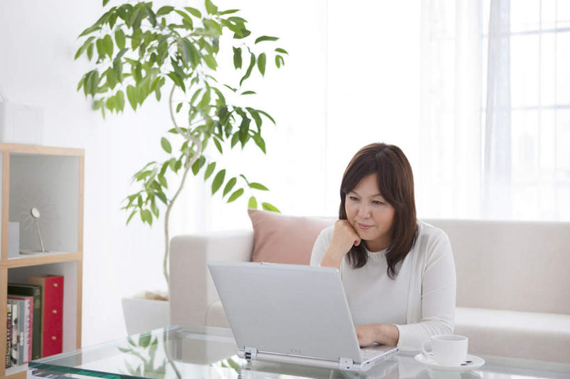 东方人,脸,头,脸颊,一个人,坐,横图,室内,白天,正面,电脑,笔记本电脑,植物,窗户,窗帘,柜子,靠垫,落地窗,沙发,杯子,书籍,玻璃,亚洲,仅一个女性,仅一个人,许多,撑,敲打,服装,朦胧,模糊,装饰,网络,瓷器,碟子,盆栽,墙,咖啡杯,靠枕,盆景,陶瓷制品,茶几,注视,休闲装,黄种人,输入,通讯设备,玻璃窗,墙壁,墙面,玻璃制品,一个,衣服,红色,绿色,白色,自然,帘子,抱枕,橱柜,枕头,打字,观察,看,仅一个中年女性,休闲,休闲服,遮阳,服饰,生长,单个,成长,观看,点击,华丽,修饰,敲击,点缀,一盆,察看,无线,撑着,关注,瓷杯,通信设备,无线网络,布艺沙发,无线上网,便携式电脑,衬托,美观,雅致,雅观,按键,手提电脑,女人,女性,中年女性,亚洲人,头部,脸部,脸蛋,面部,书,图书,坐着,半身,彩图