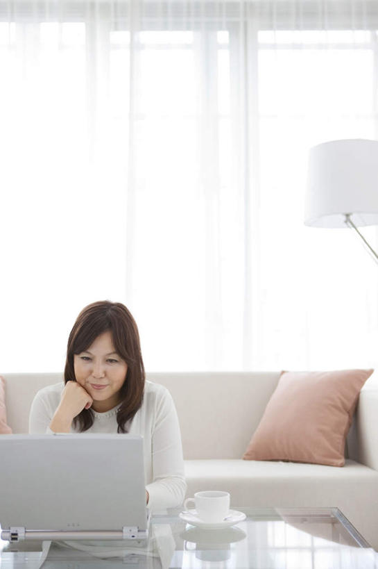 东方人,脸,头,脸颊,一个人,坐,竖图,俯视,室内,白天,电脑,笔记本电脑,窗户,窗帘,靠垫,落地窗,沙发,台灯,杯子,玻璃,照明,亚洲,仅一个年轻女性,仅一个女性,仅一个人,撑,敲打,服装,朦胧,模糊,装饰,网络,瓷器,碟子,灯光,咖啡杯,靠枕,陶瓷制品,茶几,注视,休闲装,黄种人,输入,通讯设备,玻璃窗,玻璃制品,灯,一个,衣服,红色,白色,帘子,抱枕,灯具,枕头,打字,观察,看,休闲,休闲服,遮阳,服饰,单个,观看,点击,华丽,修饰,敲击,照亮,点缀,察看,无线,撑着,照明设备,关注,瓷杯,通信设备,无线网络,布艺沙发,无线上网,便携式电脑,衬托,美观,雅致,雅观,按键,手提电脑,年轻女性,女人,女性,亚洲人,头部,脸部,脸蛋,面部,坐着,半身,彩图,高角度拍摄