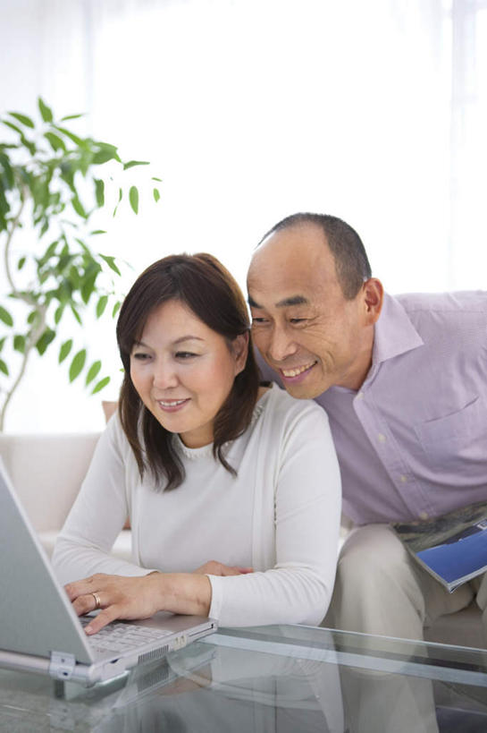 东方人,两个人,夫妻,坐,笑,微笑,露齿笑,竖图,室内,白天,正面,爱情,电脑,笔记本电脑,植物,窗帘,沙发,书籍,玻璃,亚洲,敲打,服装,朦胧,模糊,装饰,透明,网络,盆栽,盆景,浪漫,拿,茶几,拿着,注视,休闲装,黄种人,输入,通讯设备,玻璃制品,衣服,绿色,白色,自然,帘子,打字,观察,看,休闲,休闲服,遮阳,恩爱,恋人,服饰,生长,成长,观看,点击,华丽,修饰,敲击,点缀,一盆,察看,无线,关注,通信设备,无线网络,布艺沙发,无线上网,便携式电脑,衬托,美观,雅致,雅观,按键,手提电脑,男人,男性,女人,女性,中年男性,中年女性,亚洲人,夫妇,情侣,书,图书,坐着,半身,彩图,伴侣