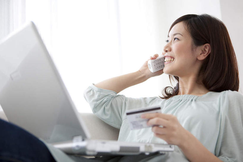 东方人,一个人,躺,笑,打电话,微笑,露齿笑,横图,室内,白天,仰视,信用卡,电脑,笔记本电脑,窗户,窗帘,落地窗,沙发,电话,手机,亚洲,仅一个年轻女性,仅一个女性,仅一个人,一张,服装,朦胧,模糊,装饰,网络,拿,拿着,注视,休闲装,黄种人,通讯设备,玻璃窗,衣服,白色,帘子,观察,看,靠,靠着,倚靠,休闲,休闲服,遮阳,卡,储蓄卡,服饰,观看,华丽,修饰,点缀,察看,无线,倚着,关注,通信设备,无线网络,布艺沙发,无线上网,便携式电脑,衬托,美观,雅致,雅观,卧着,交流,银行卡,手提电脑,年轻女性,女人,女性,亚洲人,沟通,躺着,通话,卧,半身,彩图,低角度拍摄