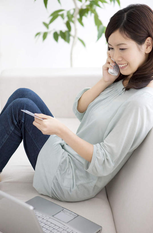 东方人,一个人,坐,笑,打电话,微笑,露齿笑,竖图,室内,白天,侧面,信用卡,电脑,笔记本电脑,沙发,电话,手机,叶子,亚洲,仅一个年轻女性,仅一个女性,仅一个人,一张,服装,朦胧,模糊,装饰,网络,绿叶,拿,拿着,注视,休闲装,黄种人,通讯设备,衣服,白色,观察,看,休闲,休闲服,嫩叶,卡,储蓄卡,服饰,观看,华丽,修饰,一台,点缀,察看,无线,关注,通信设备,无线网络,布艺沙发,无线上网,便携式电脑,一部,衬托,美观,雅致,雅观,交流,银行卡,手提电脑,年轻女性,女人,女性,亚洲人,叶,叶片,沟通,通话,坐着,半身,彩图