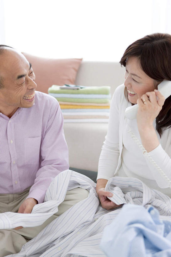 东方人,两个人,夫妻,坐,笑,打电话,微笑,露齿笑,竖图,俯视,室内,白天,衬衫,爱情,窗帘,靠垫,沙发,电话,亚洲,许多,握,服装,朦胧,模糊,装饰,靠枕,浪漫,拿,拿着,注视,休闲装,黄种人,通讯设备,一个,衣服,黄色,红色,蓝色,绿色,白色,帘子,话筒,抱枕,枕头,观察,看,休闲,休闲服,遮阳,电话线,恩爱,握着,恋人,服饰,单个,观看,华丽,修饰,点缀,察看,关注,布艺沙发,衬托,美观,雅致,雅观,交流,男人,男性,女人,女性,中年男性,中年女性,亚洲人,夫妇,情侣,电话机,沟通,通话,坐着,半身,彩图,高角度拍摄,衬衣,伴侣