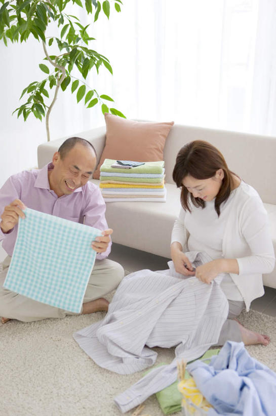 东方人,两个人,夫妻,坐,竖图,俯视,室内,白天,衬衫,爱情,植物,窗户,窗帘,靠垫,落地窗,沙发,亚洲,一块,许多,握,服装,朦胧,模糊,装饰,纺织物,盆栽,靠枕,盆景,浪漫,拿,拿着,注视,休闲装,黄种人,玻璃窗,一个,衣服,黄色,红色,蓝色,绿色,白色,自然,帘子,抱枕,毛巾,枕头,观察,看,清洁,休闲,赤脚,休闲服,遮阳,恩爱,握着,恋人,服饰,生长,单个,成长,观看,保暖,华丽,修饰,点缀,察看,关注,布艺沙发,透气,防水,衬托,美观,雅致,雅观,储水,耐磨,吸水,男人,男性,女人,女性,中年男性,中年女性,亚洲人,夫妇,情侣,坐着,半身,彩图,高角度拍摄,衬衣,伴侣