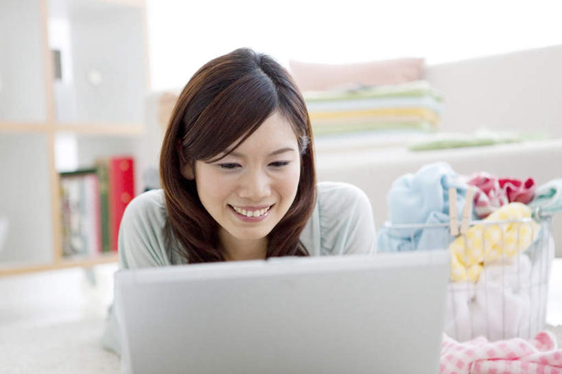 东方人,一个人,笑,微笑,露齿笑,横图,俯视,室内,白天,电脑,笔记本电脑,柜子,沙发,书籍,金属制品,亚洲,仅一个年轻女性,仅一个女性,仅一个人,一排,许多,服装,朦胧,模糊,整齐,装饰,散落,网络,金属,篮子,注视,休闲装,黄种人,通讯设备,排列,衣服,黄色,红色,蓝色,绿色,白色,橱柜,观察,看,趴着,休闲,休闲服,服饰,观看,华丽,修饰,一台,点缀,察看,无线,队列,关注,通信设备,无线网络,布艺沙发,无线上网,便携式电脑,衬托,美观,雅致,雅观,手提电脑,年轻女性,女人,女性,亚洲人,书,图书,趴,半身,彩图,高角度拍摄