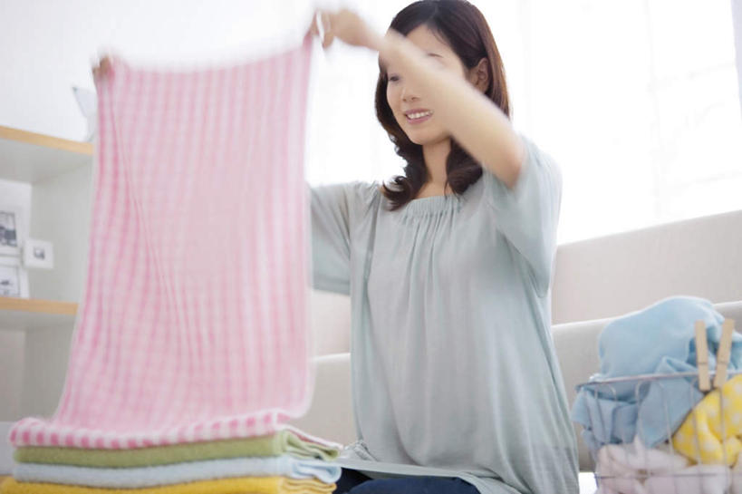 东方人,一个人,坐,笑,微笑,露齿笑,横图,室内,白天,仰视,窗帘,柜子,沙发,金属制品,亚洲,仅一个年轻女性,仅一个女性,仅一个人,一块,一排,许多,服装,朦胧,模糊,整齐,装饰,金属,木制,纺织物,篮子,折叠,拿,拿着,注视,休闲装,黄种人,排列,两个,衣服,黄色,红色,蓝色,白色,帘子,夹子,木制品,橱柜,毛巾,观察,看,清洁,休闲,休闲服,遮阳,服饰,观看,整理,保暖,华丽,修饰,点缀,察看,队列,关注,布艺沙发,衣夹,透气,防水,衬托,美观,雅致,雅观,储水,耐磨,吸水,年轻女性,女人,女性,亚洲人,坐着,半身,彩图,低角度拍摄