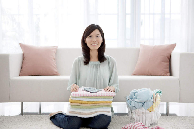 东方人,手,一个人,跪,笑,摸,微笑,露齿笑,横图,室内,白天,正面,窗户,窗帘,地毯,靠垫,落地窗,沙发,金属制品,亚洲,仅一个年轻女性,仅一个女性,仅一个人,一排,许多,抚摸,服装,朦胧,模糊,整齐,装饰,金属,木制,纺织物,篮子,靠枕,休闲装,黄种人,玻璃窗,排列,两个,衣服,黄色,红色,蓝色,白色,帘子,夹子,木制品,抱枕,毛巾,枕头,清洁,休闲,手部,休闲服,遮阳,服饰,堆,保暖,华丽,修饰,点缀,队列,布艺沙发,衣夹,透气,防水,衬托,美观,雅致,雅观,储水,耐磨,吸水,年轻女性,女人,女性,亚洲人,触摸,跪着,接触,彩图,全身