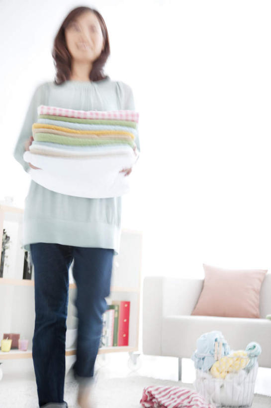 东方人,一个人,走,捧,笑,微笑,露齿笑,竖图,室内,白天,仰视,柜子,靠垫,沙发,金属制品,亚洲,仅一个年轻女性,仅一个女性,仅一个人,一排,许多,服装,朦胧,模糊,整齐,装饰,金属,木制,篮子,靠枕,休闲装,黄种人,排列,一个,衣服,黄色,红色,蓝色,白色,夹子,木制品,抱枕,橱柜,枕头,休闲,休闲服,服饰,单个,华丽,修饰,点缀,队列,布艺沙发,衣夹,衬托,美观,雅致,雅观,年轻女性,女人,女性,亚洲人,步行,端,端着,捧着,手捧,走路,半身,彩图,低角度拍摄