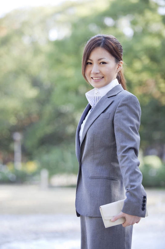 东方人,一个人,商务人士,商务女性,站,笑,微笑,露齿笑,竖图,室外,白天,正面,植物,道路,路,公路,亚洲,仅一个年轻女性,仅一个女性,仅一个人,阴影,套装,朦胧,模糊,光线,影子,交通,拿,拿着,注视,黄种人,树,树木,绿色,白色,阳光,自然,观察,看,站着,皮夹子,钱包,生长,成长,观看,察看,零钱包,皮夹,关注,商务装,工薪阶层,年轻女性,女人,女性,亚洲人,白领,上班族,马路,站立,半身,彩图