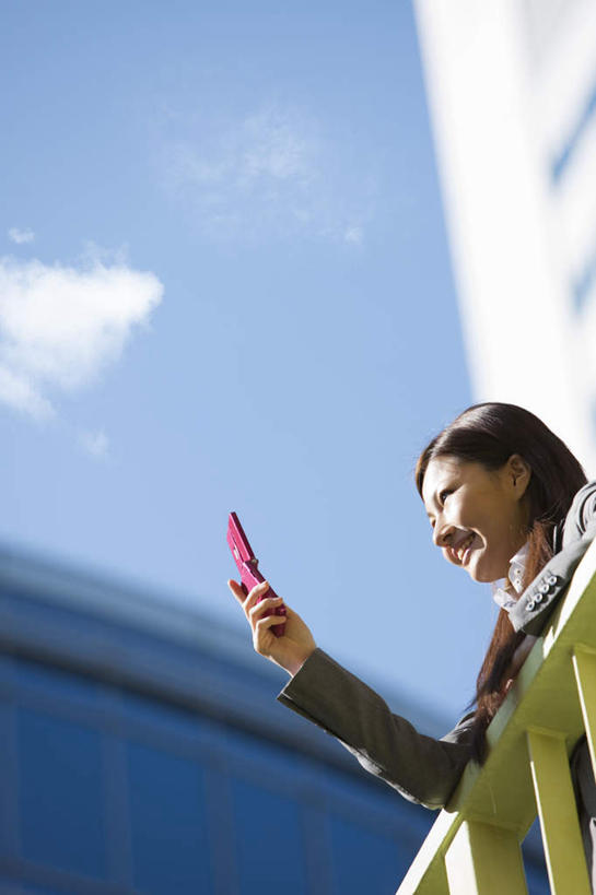 东方人,一个人,商务人士,商务女性,高楼大厦,栏杆,站,笑,打电话,微笑,露齿笑,竖图,室外,白天,仰视,度假,美景,城市风光,城市,大厦,建筑,摩天大楼,电话,手机,亚洲,仅一个年轻女性,仅一个女性,仅一个人,阴影,套装,光线,影子,景观,云,云朵,围栏,拿,云彩,拿着,注视,黄种人,娱乐,通讯设备,建设,护栏,黄色,蓝色,白云,蓝天,天空,阳光,天,扶,观察,看,站着,享受,休闲,景色,放松,晴朗,观看,察看,扶着,关注,商务装,工薪阶层,交流,年轻女性,女人,女性,亚洲人,白领,上班族,晴空,沟通,通话,站立,半身,彩图,低角度拍摄,大楼,高层建筑,高楼,摩天楼