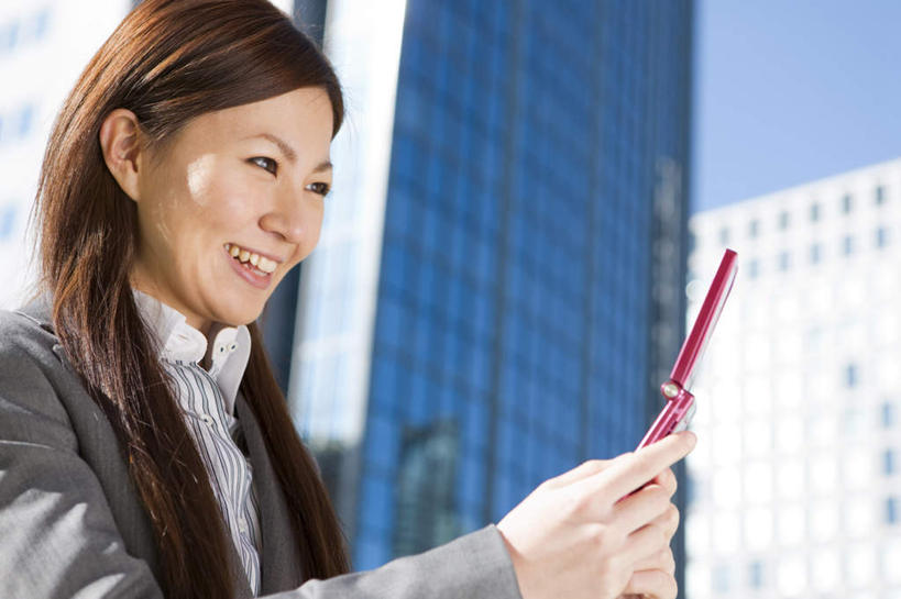 东方人,脸,头,脸颊,手,一个人,商务人士,商务女性,高楼大厦,站,笑,打电话,微笑,露齿笑,横图,室外,特写,白天,仰视,度假,美景,城市风光,城市,大厦,建筑,摩天大楼,电话,手机,亚洲,仅一个年轻女性,仅一个女性,仅一个人,阴影,套装,朦胧,模糊,光线,影子,景观,拿,拿着,注视,黄种人,娱乐,通讯设备,建设,肩膀,红色,蓝色,蓝天,天空,阳光,天,观察,看,站着,享受,休闲,手部,景色,放松,晴朗,观看,单手,察看,关注,商务装,工薪阶层,万里无云,交流,年轻女性,女人,女性,亚洲人,头部,脸部,脸蛋,面部,白领,上班族,晴空,晴空万里,沟通,通话,站立,彩图,低角度拍摄,大楼,高层建筑,高楼,摩天楼