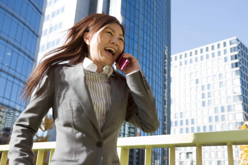 东方人,一个人,商务人士,商务女性,高楼大厦,栏杆,跑,笑,打电话,微笑,露齿笑,横图,室外,白天,仰视,度假,美景,城市风光,城市,大厦,建筑,摩天大楼,电话,手机,亚洲,仅一个年轻女性,仅一个女性,仅一个人,阴影,套装,朦胧,模糊,光线,影子,景观,围栏,拿,拿着,注视,黄种人,娱乐,通讯设备,建设,护栏,黄色,蓝色,蓝天,天空,阳光,天,观察,看,享受,休闲,景色,放松,晴朗,观看,察看,关注,商务装,工薪阶层,万里无云,交流,年轻女性,女人,女性,亚洲人,白领,上班族,晴空,晴空万里,沟通,跑步,通话,半身,彩图,低角度拍摄,大楼,高层建筑,高楼,摩天楼