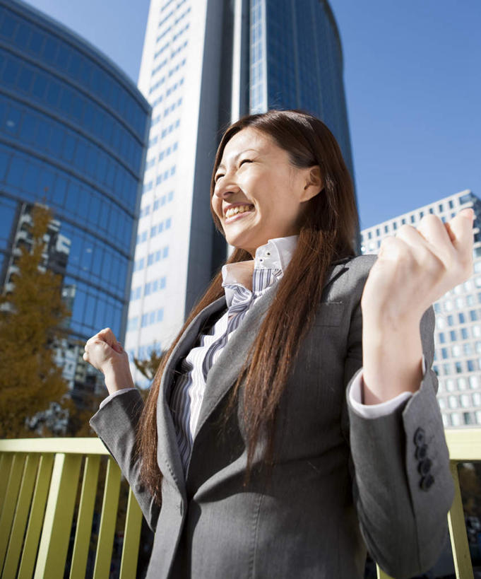 东方人,一个人,商务人士,商务女性,高楼大厦,栏杆,站,笑,微笑,露齿笑,竖图,室外,白天,仰视,度假,美景,城市风光,城市,大厦,建筑,摩天大楼,亚洲,仅一个年轻女性,仅一个女性,仅一个人,握,阴影,套装,光线,影子,景观,建筑群,围栏,注视,黄种人,娱乐,鼓励,建设,护栏,黄色,蓝色,蓝天,天空,阳光,天,观察,加油,看,手势,握拳,站着,享受,休闲,景色,放松,打气,握着,晴朗,观看,察看,关注,鼓舞,商务装,工薪阶层,万里无云,年轻女性,女人,女性,亚洲人,白领,上班族,晴空,晴空万里,站立,半身,彩图,低角度拍摄,大楼,高层建筑,高楼,摩天楼