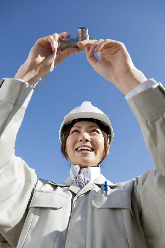 东方人,一个人,商务人士,工程师,商务女性,站,笑,微笑,露齿笑,竖图,室外,白天,仰视,工作服,制服,帽子,相机,亚洲,仅一个年轻女性,仅一个女性,仅一个人,戴,阴影,套装,光线,头盔,影子,拿,拿着,注视,黄种人,一个,拍照,蓝色,白色,蓝天,天空,阳光,安全帽,数码相机,天,观察,看,站着,摄影,晴朗,单个,观看,戴着,察看,关注,商务装,工薪阶层,万里无云,工作制服,年轻女性,女人,女性,亚洲人,白领,上班族,照相机,晴空,晴空万里,技师,建筑设计师,站立,半身,彩图,低角度拍摄,工作套服,照相