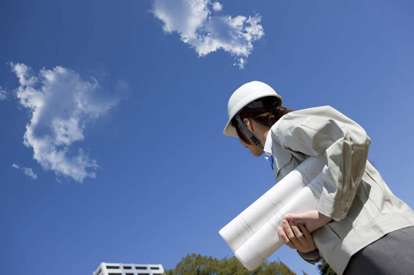 东方人,一个人,商务人士,工程师,商务女性,高楼大厦,站,横图,室外,白天,仰视,工作服,制服,度假,美景,植物,城市风光,城市,大厦,建筑,摩天大楼,帽子,亚洲,仅一个年轻女性,仅一个女性,仅一个人,许多,戴,阴影,套装,光线,头盔,图纸,影子,景观,云,云朵,设计图,拿,云彩,拿着,注视,黄种人,娱乐,建设,树,树木,一个,蓝色,绿色,白色,白云,蓝天,天空,阳光,自然,安全帽,天,观察,看,站着,享受,休闲,景色,放松,生长,晴朗,单个,成长,观看,戴着,察看,关注,商务装,工程图,草图,蓝图,工薪阶层,工作制服,年轻女性,女人,女性,亚洲人,白领,上班族,设计,晴空,技师,建筑设计师,抬头,仰头,站立,半身,彩图,低角度拍摄,工作套服,大楼,高层建筑,高楼,摩天楼