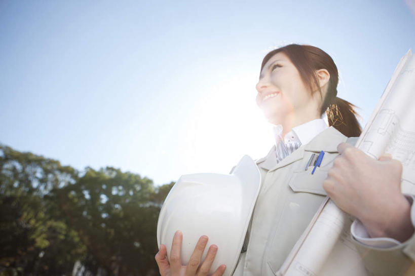 东方人,一个人,商务人士,工程师,商务男性,站,笑,微笑,露齿笑,横图,室外,白天,仰视,工作服,衬衫,制服,太阳,植物,帽子,亚洲,仅一个年轻女性,仅一个女性,仅一个人,许多,阴影,套装,光线,头盔,图纸,影子,设计图,拿,拿着,注视,黄种人,树,树木,一个,蓝色,绿色,白色,蓝天,天空,阳光,自然,安全帽,天,观察,看,站着,生长,晴朗,单个,成长,观看,察看,关注,商务装,工程图,草图,蓝图,工薪阶层,万里无云,工作制服,年轻女性,女人,女性,亚洲人,白领,上班族,设计,晴空,晴空万里,技师,建筑设计师,站立,半身,彩图,低角度拍摄,衬衣,工作套服