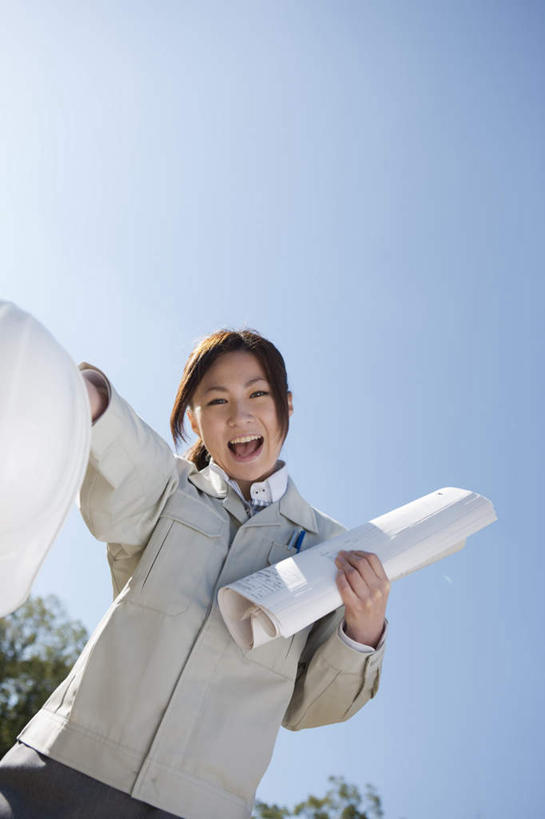 东方人,一个人,商务人士,工程师,商务女性,站,笑,微笑,露齿笑,竖图,室外,白天,仰视,工作服,制服,植物,帽子,亚洲,仅一个年轻女性,仅一个女性,仅一个人,许多,阴影,套装,光线,头盔,图纸,影子,设计图,拿,拿着,注视,黄种人,树,树木,一个,蓝色,绿色,白色,蓝天,天空,阳光,自然,安全帽,天,观察,看,站着,伸手,生长,晴朗,单个,成长,观看,察看,关注,商务装,工程图,草图,蓝图,工薪阶层,万里无云,工作制服,年轻女性,女人,女性,亚洲人,白领,上班族,设计,晴空,晴空万里,技师,建筑设计师,站立,半身,彩图,低角度拍摄,工作套服