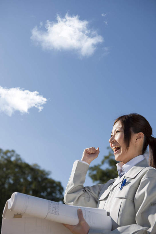 东方人,一个人,商务人士,工程师,商务女性,站,笑,微笑,露齿笑,竖图,室外,白天,仰视,工作服,制服,植物,亚洲,仅一个年轻女性,仅一个女性,仅一个人,许多,握,阴影,套装,光线,图纸,影子,云,云朵,设计图,拿,云彩,拿着,注视,黄种人,鼓励,树,树木,蓝色,绿色,白云,蓝天,天空,阳光,自然,天,观察,加油,看,手势,握拳,站着,打气,握着,生长,晴朗,成长,观看,察看,关注,鼓舞,商务装,工程图,草图,蓝图,工薪阶层,工作制服,年轻女性,女人,女性,亚洲人,白领,上班族,设计,晴空,技师,建筑设计师,站立,半身,彩图,低角度拍摄,工作套服
