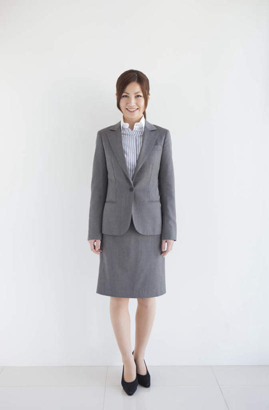 东方人,一个人,商务人士,商务女性,站,笑,微笑,露齿笑,竖图,室内,白天,白色背景,正面,高跟鞋,西装,时尚,鞋子,亚洲,仅一个年轻女性,仅一个女性,仅一个人,套装,正装,注视,职业装,黄种人,黑色,灰色,观察,看,站着,摄影,影棚,观看,察看,关注,时髦,商务装,工薪阶层,时兴,年轻女性,女人,女性,亚洲人,白领,上班族,站立,彩图,全身,影棚拍摄,拍摄