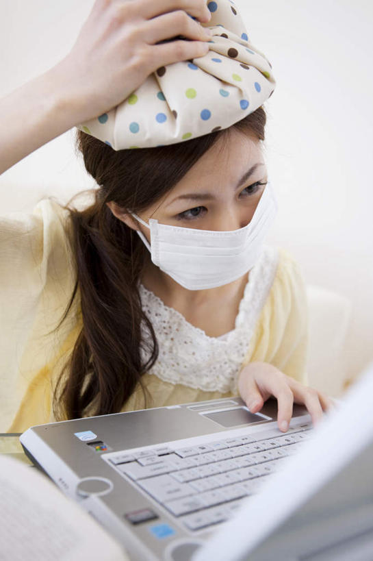 东方人,一个人,坐,竖图,室内,白天,正面,电脑,笔记本电脑,亚洲,仅一个年轻女性,仅一个女性,仅一个人,敲打,握,服装,分离,网络,棕色,过滤,分开,注视,休闲装,黄种人,输入,通讯设备,一个,衣服,黄色,口罩,打字,观察,看,休闲,生病,辫子,休闲服,隔断,握着,遮掩,服饰,单个,观看,隔离,点击,一台,敲击,察看,卫生,冰袋,无线,掩盖,遮挡,关注,净化,间隔,发烧,通信设备,预防,无线网络,无线上网,便携式电脑,遮盖,防尘,掩饰,断绝,隔开,屏蔽,屏绝,远离,中断,阻遏,阻隔,发热,抱病,按键,手提电脑,年轻女性,女人,女性,亚洲人,长发,坐着,半身,彩图