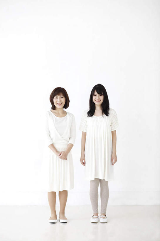 东方人,两个人,家庭,母亲,女儿,站,笑,微笑,露齿笑,竖图,室内,白天,白色背景,正面,亚洲,服装,注视,休闲装,黄种人,衣服,白色,黑色,观察,看,手放前,站着,休闲,温暖,温馨,母女,一家人,休闲服,母爱,摄影,服饰,影棚,观看,和睦,察看,关注,年轻女性,女人,女性,中年女性,亚洲人,长发,站立,彩图,全身,影棚拍摄,拍摄,融洽