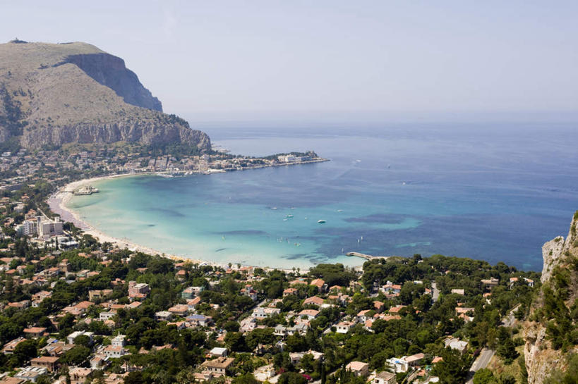 无人,家,横图,俯视,航拍,室外,白天,旅游,度假,海浪,海洋,美景,沙滩,城市风光,城市,建筑,意大利,欧洲,沙子,房屋,屋子,海岸,景观,浪花,水平线,公寓,建筑群,辽阔,海平线,沙地,娱乐,建设,洋房,楼房,住宅,蓝色,蓝天,天空,海水,天,享受,休闲,广阔,景色,放松,晴朗,一望无际,鸟瞰,南欧,海景,万里无云,意大利共和国,西西里岛,无边无际,一马平川,巴勒莫,大海,风浪,海,海水的波动,海滩,近岸浪,涌浪,晴空,晴空万里,彩图,高角度拍摄,房子,水天相接,水天一线