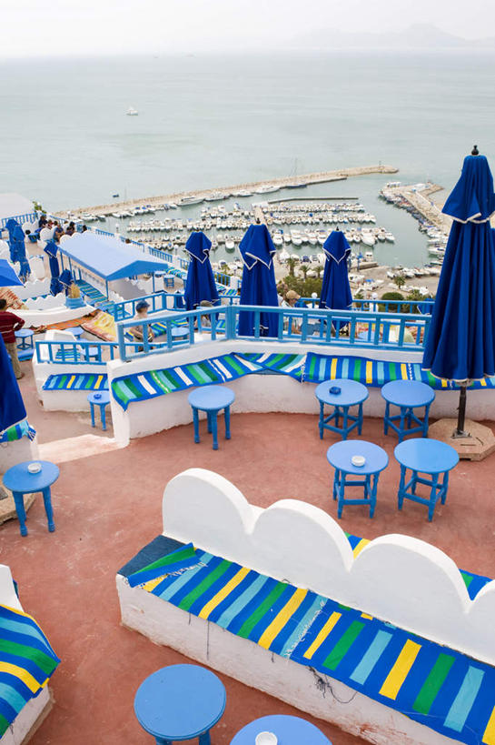 无人,栏杆,竖图,俯视,室外,白天,旅游,度假,海浪,海洋,美景,楼梯,城市风光,城市,椅子,非洲,突尼斯,许多,扶手,伞,雨伞,遮阳伞,阶梯,景观,浪花,水平线,围栏,辽阔,海平线,娱乐,阳伞,护栏,台阶,蓝色,白色,海水,享受,休闲,广阔,景色,放松,一望无际,海景,阿非利加洲,蓝白小镇,突尼斯共和国,西迪布济德,西迪布济德省,无边无际,一马平川,大海,风浪,海,海水的波动,近岸浪,涌浪,彩图,高角度拍摄,水天相接,水天一线