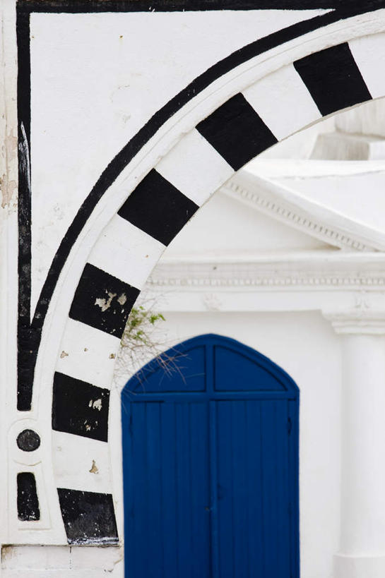 无人,家,竖图,室外,白天,正面,旅游,度假,美景,门,城市风光,城市,建筑,非洲,突尼斯,装饰,木制,房屋,屋子,景观,公寓,娱乐,建设,洋房,楼房,住宅,蓝色,白色,黑色,木制品,门框,享受,休闲,景色,放松,华丽,修饰,点缀,衬托,美观,雅致,雅观,阿非利加洲,蓝白小镇,突尼斯共和国,西迪布济德,西迪布济德省,彩图,房子