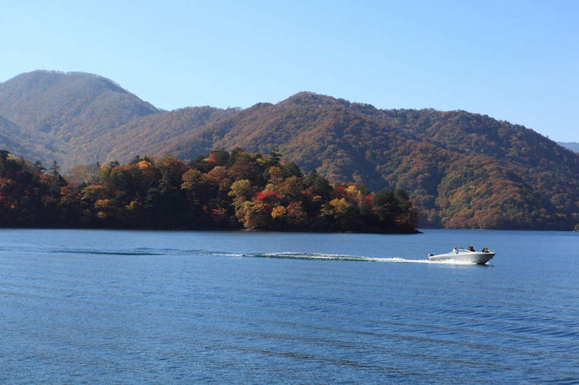 无人,横图,室外,白天,正面,旅游,度假,湖,湖泊,美景,秋季,山,山脉,树林,水,植物,船,日光,日本,亚洲,波纹,飞溅,溅,液体,湖面,景观,山峰,水滴,水流,水面,游艇,涟漪,山峦,娱乐,水珠,树,树木,蓝色,绿色,蓝天,水纹,天空,自然,船尾波,交通工具,波浪,湖水,群山,天,享受,休闲,景色,放松,生长,晴朗,成长,喷洒,自然风光,载具,东亚,本州,万里无云,关东地方,本州岛,日本国,栃木,栃木县,水晕,日光市,晴空,晴空万里,秋,秋天,彩图