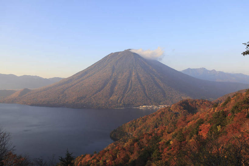无人,横图,俯视,航拍,室外,白天,旅游,度假,火山,美景,秋季,山,山脉,植物,雾,叶子,日光,日本,亚洲,一座,许多,沸腾,蒸汽,景观,山峰,红叶,落叶,山峦,水蒸气,娱乐,树,树木,蓝色,绿色,蓝天,天空,自然,群山,天,享受,休闲,景色,放松,生长,晴朗,成长,鸟瞰,自然风光,东亚,本州,万里无云,关东地方,本州岛,日本国,栃木,栃木县,蒸发,日光市,叶,叶片,活火山,死火山,休眠火山,晴空,晴空万里,秋,秋天,彩图,高角度拍摄