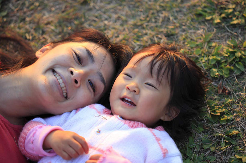 东方人,儿童,家庭,母亲,女儿,躺,笑,微笑,露齿笑,横图,俯视,室外,白天,纯洁,草地,草坪,植物,东京,日本,亚洲,服装,注视,休闲装,黄种人,草,小孩,衣服,粉色,红色,绿色,白色,黑色,观察,看,休闲,温暖,温馨,母女,一家人,辫子,休闲服,可爱,母爱,童年,童趣,服饰,观看,和睦,察看,关注,童真,东亚,烂漫,无邪,本州,关东地方,本州岛,日本国,东京都,东京都立砧公园,卧着,天真,年轻女性,女孩,女人,女性,亚洲人,孩子,年轻人,长发,躺着,卧,半身,彩图,高角度拍摄,融洽,女生