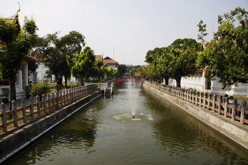 无人,家,栏杆,横图,室外,白天,正面,旅游,度假,湖,湖泊,美景,水,植物,别墅,城市风光,城市,道路,建筑,路,喷泉,曼谷,泰国,亚洲,一排,波纹,飞溅,整齐,溅,液体,房屋,屋子,湖面,景观,水滴,水流,水面,公寓,建筑群,围栏,小路,交通,涟漪,首都,文化,娱乐,建设,洋房,护栏,楼房,住宅,水珠,树,树木,排列,蓝色,绿色,蓝天,水纹,天空,自然,波浪,湖水,天,品味,享受,休闲,景色,放松,东南亚,生长,晴朗,成长,队列,喷洒,水景,云石寺,大理石寺,万里无云,泰王国,水晕,美观,设计,晴空,晴空万里,彩图,房子