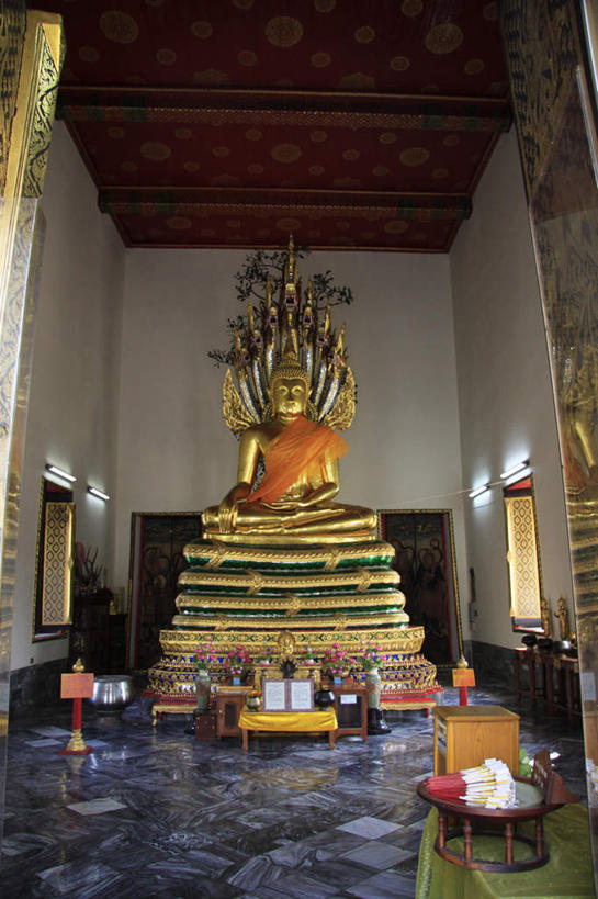 无人,寺庙,坐,竖图,室内,白天,正面,旅游,度假,名胜古迹,植物,标志建筑,地标,建筑,雕塑,曼谷,泰国,亚洲,节日,遗迹,艺术,装饰,瓷砖,地砖,雕刻,雕像,佛像,盆栽,建筑群,盆景,地面,首都,燃烧,注视,古迹,文化,文物,娱乐,建设,古建筑,黄金,绿色,自然,香火,工艺品,垫子,庙宇,观察,看,祈祷,享受,休闲,健康,金色,旅游胜地,放松,许愿,宗教,东南亚,信仰,生长,成长,观看,纪念,华丽,修饰,祈求,美术,点缀,察看,镀金,关注,主题,陈列,古文明,泰国文化,卧佛寺,泰王国,功能,美学,衬托,美观,雅致,雅观,平安,坐着,彩图,庙,寺