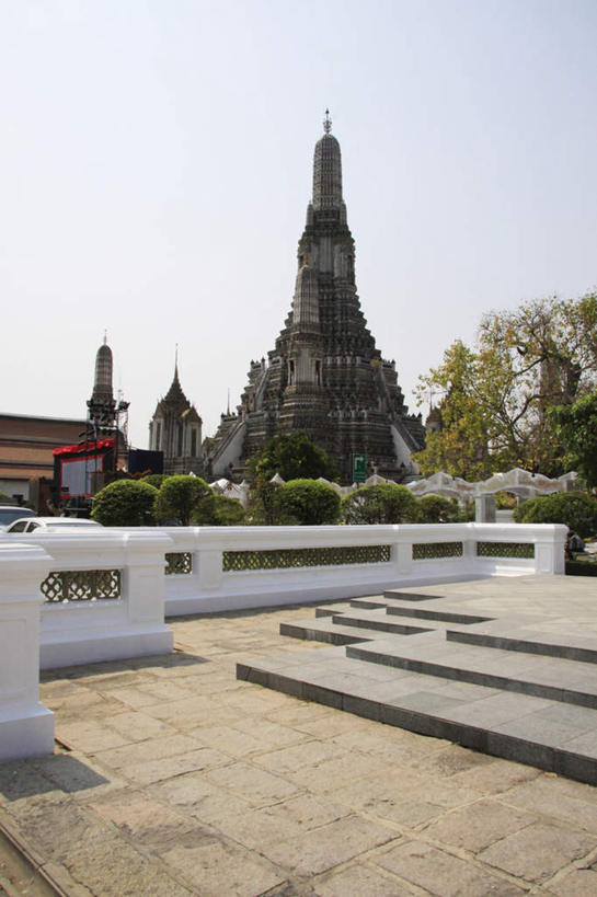 无人,寺庙,栏杆,竖图,室外,白天,正面,旅游,度假,名胜古迹,植物,楼梯,标志建筑,地标,建筑,曼谷,泰国,亚洲,许多,节日,遗迹,扶手,阶梯,建筑群,塔,首都,燃烧,古迹,文化,文物,娱乐,建设,古建筑,护栏,台阶,树,树木,蓝色,绿色,蓝天,天空,自然,香火,庙宇,天,祈祷,享受,休闲,健康,旅游胜地,放松,许愿,宗教,东南亚,信仰,生长,晴朗,成长,纪念,祈求,古文明,万里无云,泰王国,郑王庙,平安,晴空,晴空万里,彩图,庙,寺