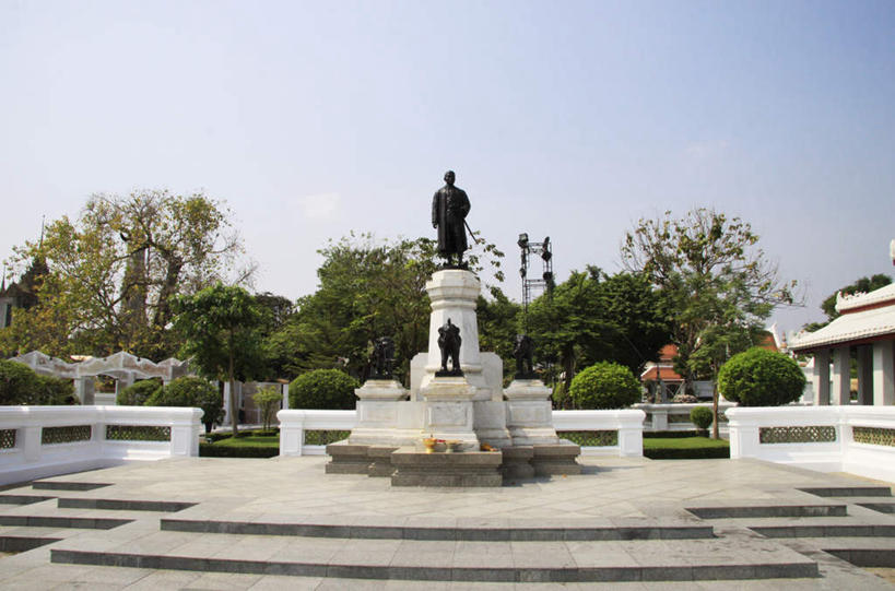 无人,寺庙,栏杆,站,横图,室外,白天,正面,旅游,度假,草地,名胜古迹,植物,楼梯,标志建筑,地标,建筑,宠物,狗,雕塑,曼谷,泰国,亚洲,节日,遗迹,艺术,装饰,雕刻,雕像,扶手,阶梯,建筑群,首都,燃烧,注视,古迹,文化,文物,娱乐,建设,古建筑,护栏,台阶,草,树,树木,蓝色,绿色,黑色,蓝天,天空,自然,动物,香火,工艺品,庙宇,天,观察,看,祈祷,站着,享受,休闲,健康,旅游胜地,放松,可爱,许愿,宗教,东南亚,信仰,生长,晴朗,成长,观看,纪念,华丽,修饰,祈求,美术,点缀,察看,关注,主题,陈列,古文明,忠诚,万里无云,泰王国,郑王庙,功能,美学,衬托,美观,雅致,雅观,两尊,平安,晴空,晴空万里,犬,站立,彩图,庙,寺