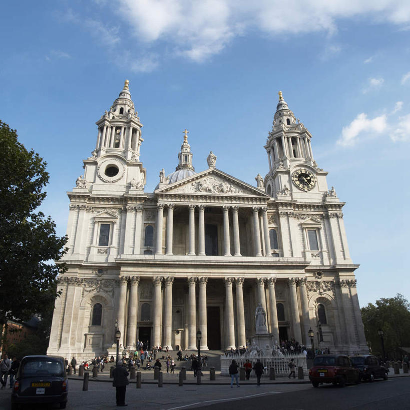 无人,教堂,方图,室外,白天,仰视,旅游,度假,名胜古迹,植物,标志建筑,道路,地标,建筑,路,公路,英国,欧洲,伦敦,遗迹,云,云朵,建筑群,交通,首都,云彩,古迹,文物,娱乐,建设,古建筑,圣保罗大教堂,树,树木,蓝色,绿色,白云,蓝天,天空,自然,天,享受,休闲,旅游胜地,放松,宗教,信仰,生长,晴朗,成长,西欧,大不列颠,欧式建筑,信念,古文明,世界文化遗产,大不列颠及北爱尔兰联合王国,大不列颠联合王国,日不落英帝国,雾都,晴空,马路,彩图,低角度拍摄,大教堂,礼拜堂