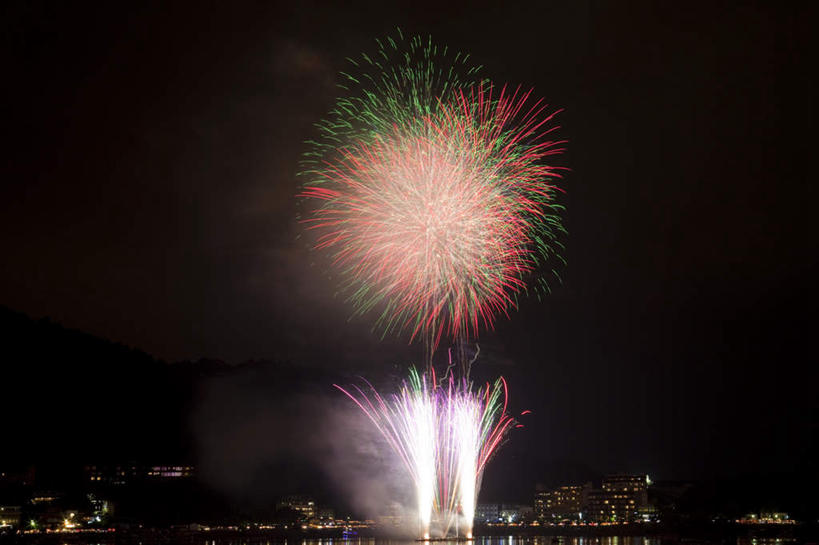 无人,家,横图,彩色,室外,夜晚,仰视,旅游,度假,爆炸,湖,湖泊,美景,水,别墅,城市风光,城市,建筑,烟火,日本,亚洲,黑色背景,光线,光泽,房屋,屋子,湖面,景观,水流,水面,烟雾,公寓,建筑群,光芒,辉煌,美丽,照射,扩散,娱乐,建设,洋房,楼房,住宅,两个,粉色,红色,绿色,焰火,湖水,享受,休闲,灿烂,闪耀,景色,放松,闪烁,壮丽,礼花,照耀,五彩缤纷,光辉,东亚,烂漫,本州,本州岛,日本国,中部地方,山梨,山梨县,花炮,礼花炮,绚烂,灯火辉煌,毫光,繁荣,闪动,闪灼,灿艳,绮丽,绚丽,烟花,彩图,低角度拍摄,房子