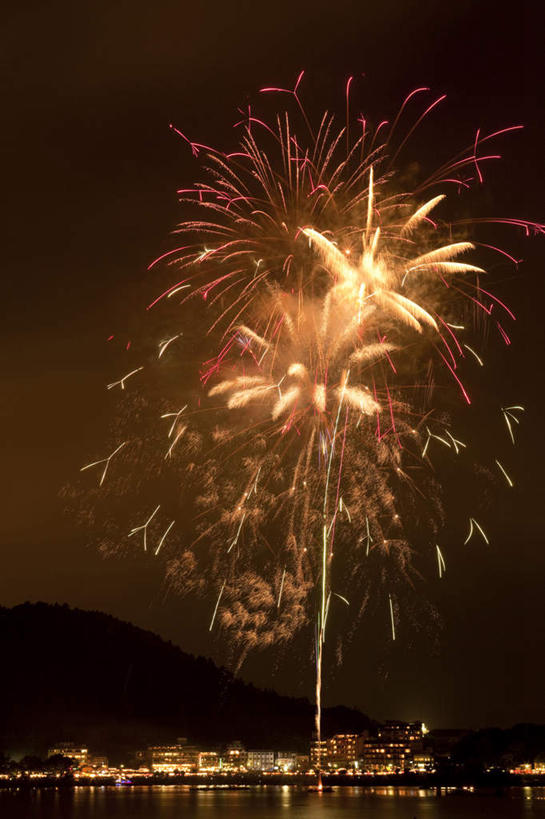 无人,家,竖图,彩色,室外,夜晚,正面,旅游,度假,爆炸,湖,湖泊,美景,山脉,水,别墅,城市风光,城市,建筑,烟火,日本,亚洲,阴影,黑色背景,光线,光泽,影子,房屋,屋子,湖面,景观,水流,水面,烟雾,公寓,建筑群,灯光,光芒,辉煌,美丽,照射,扩散,娱乐,建设,洋房,楼房,住宅,两个,黄色,倒影,焰火,湖水,享受,休闲,灿烂,闪耀,景色,放松,闪烁,壮丽,礼花,照耀,五彩缤纷,光辉,东亚,烂漫,本州,本州岛,日本国,中部地方,山梨,山梨县,花炮,礼花炮,绚烂,灯火辉煌,毫光,繁荣,闪动,闪灼,灿艳,绮丽,绚丽,烟花,彩图,房子