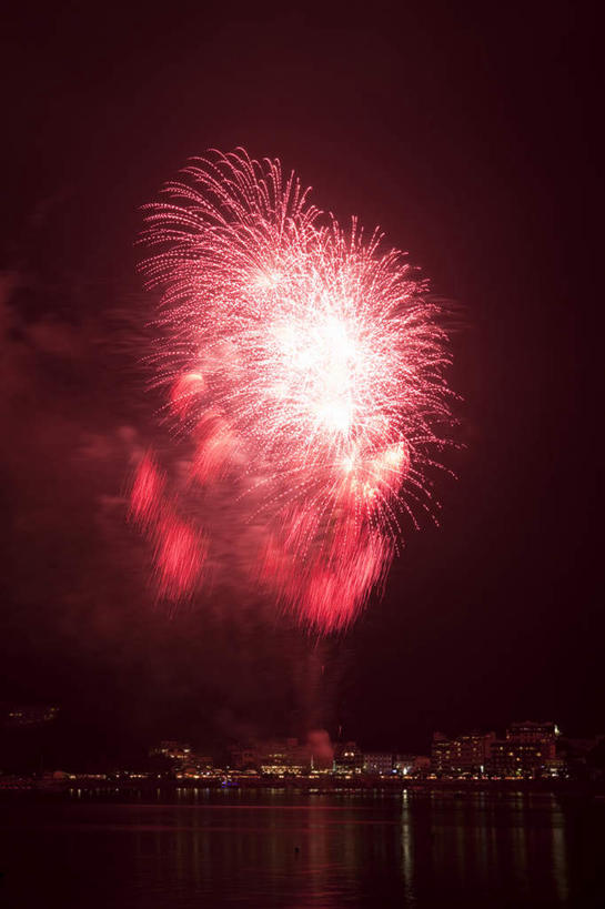 无人,竖图,彩色,室外,夜晚,仰视,爆炸,烟火,日本,亚洲,许多,黑色背景,光线,光泽,烟雾,光芒,辉煌,美丽,照射,扩散,红色,焰火,灿烂,闪耀,闪烁,壮丽,礼花,照耀,五彩缤纷,光辉,东亚,烂漫,本州,本州岛,日本国,中部地方,山梨,山梨县,花炮,礼花炮,绚烂,毫光,闪动,闪灼,灿艳,绮丽,绚丽,烟花,彩图,低角度拍摄