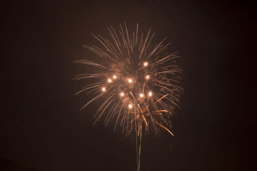 无人,横图,彩色,室外,特写,夜晚,仰视,爆炸,烟火,日本,亚洲,黑色背景,光线,光泽,烟雾,光芒,辉煌,美丽,照射,扩散,两个,黄色,焰火,灿烂,闪耀,闪烁,壮丽,礼花,照耀,五彩缤纷,光辉,东亚,烂漫,本州,本州岛,日本国,中部地方,山梨,山梨县,花炮,礼花炮,绚烂,毫光,闪动,闪灼,灿艳,绮丽,绚丽,烟花,彩图,低角度拍摄